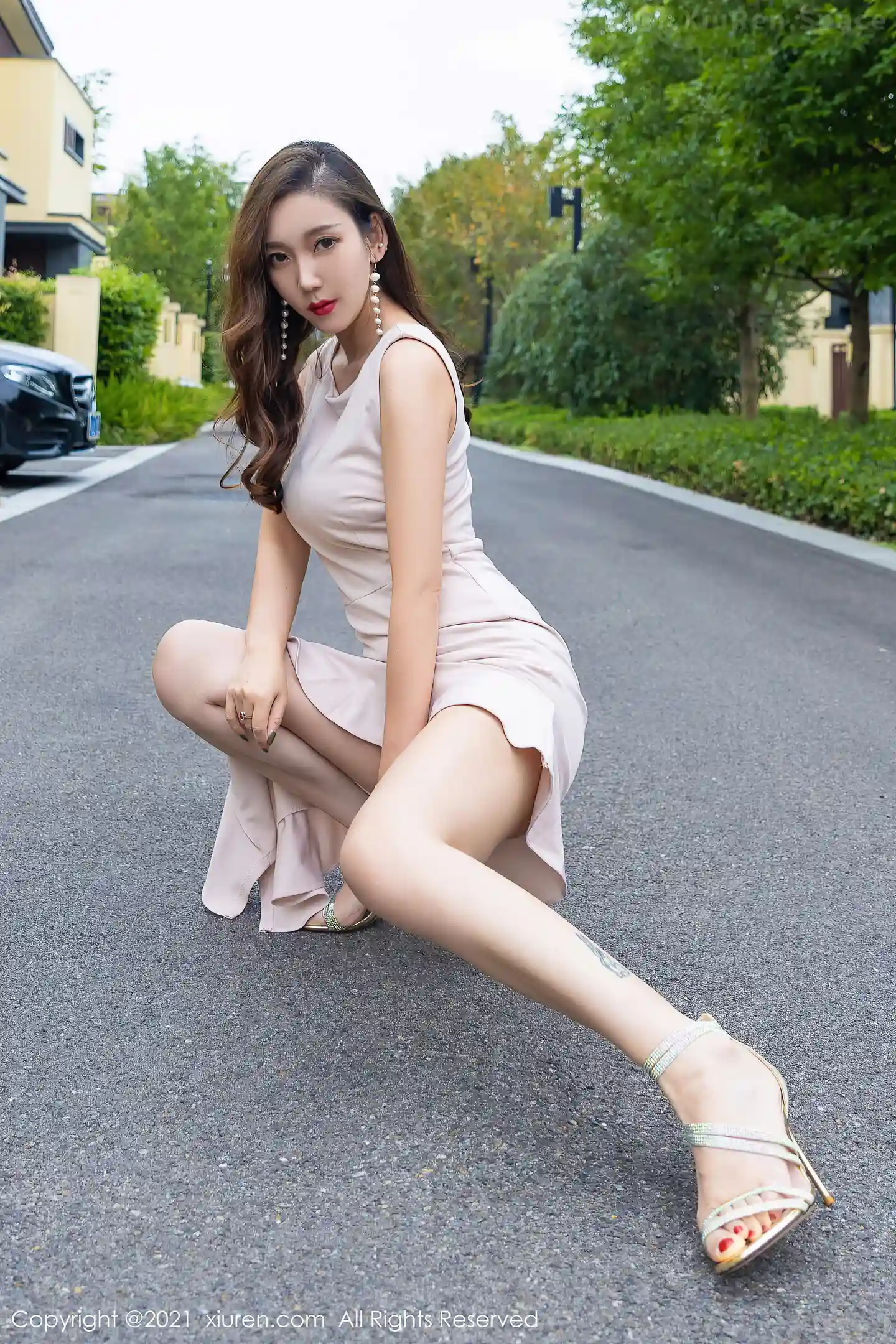 图片[2]-[XiuRen秀人网]VOL.4201 模特艾静香成都旅拍诱人车拍场景露性感美背浑圆翘臀诱惑写真44P-秀人网官方网站